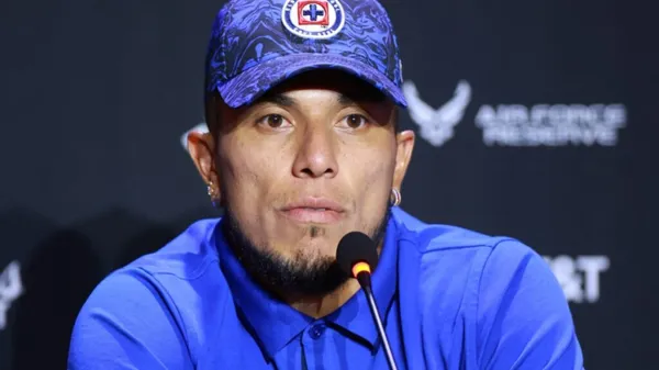 Carlos Salcedo en Cruz Azul (Fuente: Uno TV)