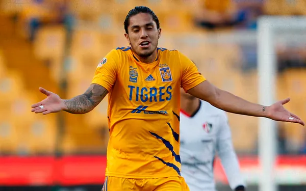 Carlos Salcedo estaría distraído en otras actividades fuera del futbol.