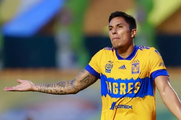 Carlos Salcedo luego de salir expulsado señaló que en el América practican un "juego de barbies", figura del América lo tunde en redes sociales.