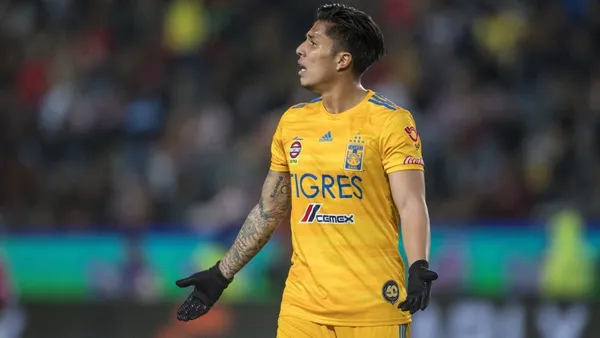 Carlos Salcedo no rinde en Tigres y en redes sociales demuestra que no quiere seguir en el club
