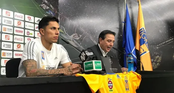 Carlos Salcedo se encuentra en una dificil situación pues los felinos lo tienen parado sin jugar a pesar de llegar a un acuerdo con su nuevo equipo