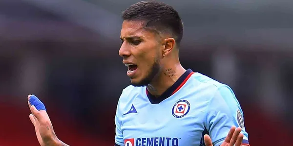 Carlos Salcedo se fue lesionado del cotejo entre Cruz Azul ante Necaxa y causó preocupación