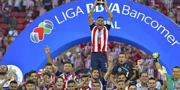 Carlos Salcido alzando el título de Liga MX (Foto: Imago7)