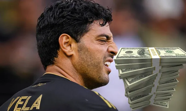 Carlos Vela con rostro de decepción mientras jugaba en LAFC / FOX