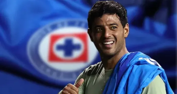 Carlos Vela enfrenta a Cruz Azul en un juego de Concacaf (Fuente: Mexsports)