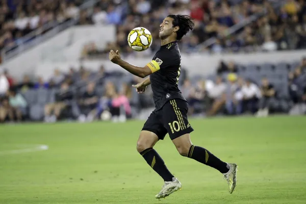 Carlos Vela es uno de los jugadores más talentosos que ha dado México, aunque hace algunos años su carrera marcó un pronunciado declive. Sin embargo, el ex Real Sociedad llegó a la MLS, donde se está luciendo y por eso su valor todavía es alto. Descubre cuánto vale y cuánto gana.