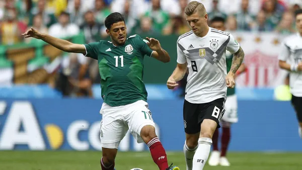 Carlos Vela junto a Toni Kroos. (Foto: Los Angeles Times)