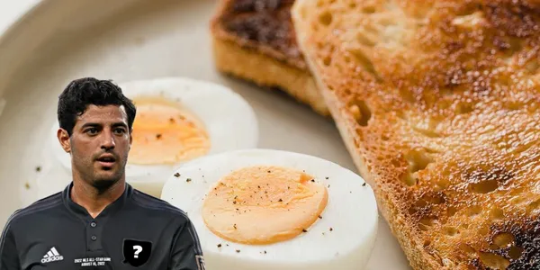 Carlos Vela junto a un plato de huevo y pan / FOTO Fútbol Total