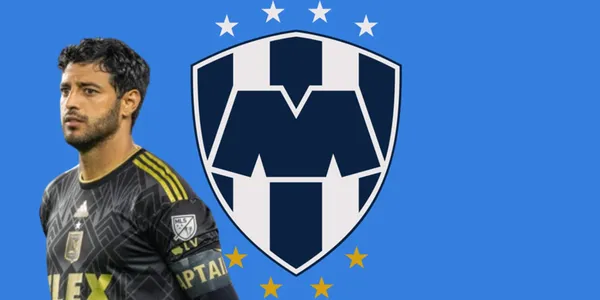 Carlos Vela junto al escudo de Rayados / FOTO Getty Images
