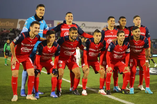 Carlos Vela suena como opción para reforzar a Chivas en el siguiente torneo, y un futbolista del plantel no estaría contento con eso.