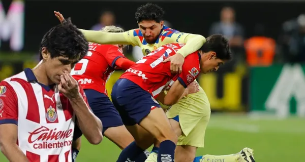 Castillo trata de detener a Valdés (Fuente: Mexsports)