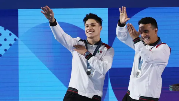 Celaya y Olvera con la medalla de plata en el podio de París 2024. (Foto: REUTERS)