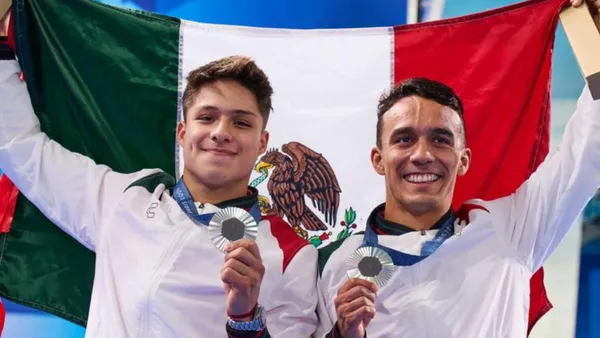 Celaya y Olvera con la medalla de plata. (Foto: Olympics)