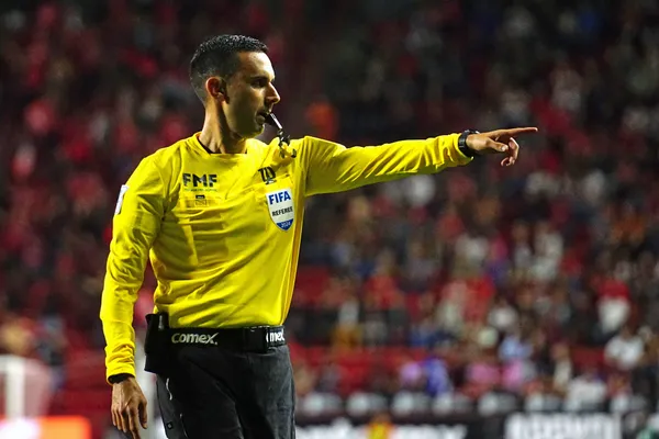 César Arturo Ramos pitando un partido de Liga MX (Foto: Mexsport)