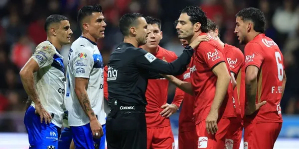 César Arturo Ramos separando a jugadores de Rayados y Toluca / FOTO ABC NOTICIAS