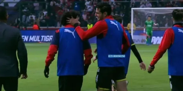 César Huerta golpeó al defensa Antonio Briseño y así reaccionó el de Chivas