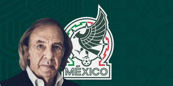 César Luis Menotti junto al escudo de la Selección Mexicana / TV Azteca