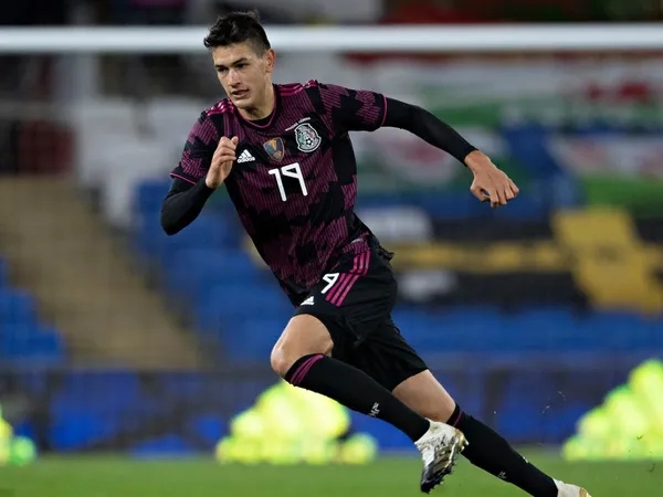 César Montes no ha tenido un gran desempeño, sus pocas acciones en la zona defensiva durante el primer tiempo no han sido las más acertadas que ha mostrado en anteriores encuentros, después de la amarilla debió ser el cambio lógico de Lozano por Adrián Mora, pero este no tiene experiencia.