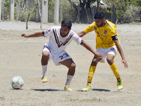 César Villaluz quedó en el olvido y ahora juega futbol llanero