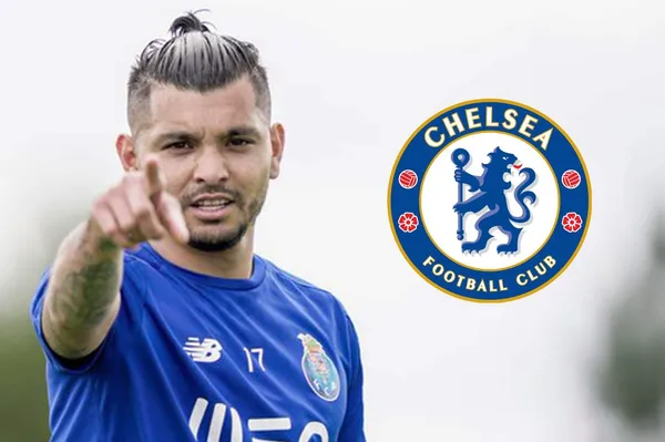 Chelsea y Sevilla tienen en la mira a Tecatito Corona pero el jugador mexicano podría inclinarse por el campeón de la Champions League.