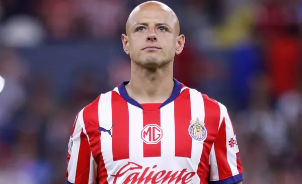 Chicharito en un partido, en protocolo en la Liga MX (Fuente: Mexsports)