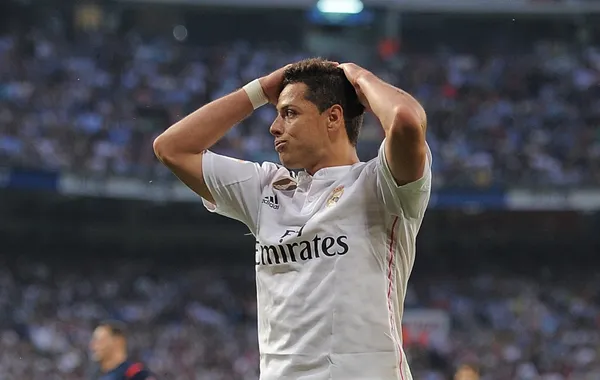 Chicharito Hernández no pudo asentarse en el Real Madrid, luego de su buen pasar en el Manchester United. El goleador mexicano marcó algunos goles importantes, pero jamás logró la consideración de los entrenadores que lo tuvieron bajo su mando.