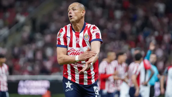 Chicharito no cumple las expectativas de la afición de Chivas. (Fuente: La Opinión)