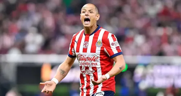 Chicharito protesta una decisión arbitral en estadio Akron (Fuente: Mexsports)
