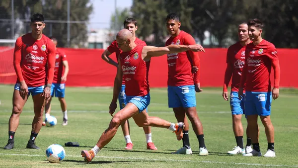 Chicharito se nota más energético tras salida de García y triunfo en el Clásico | Foto: X @chivas
