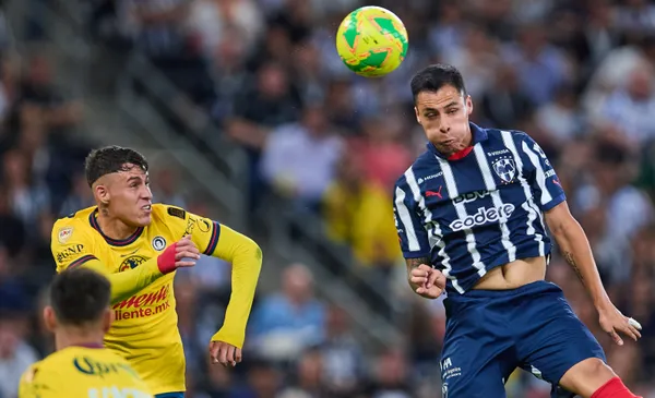 Chicote Calderón va en busca de una pelota aérea (Fuente: Mexsports)