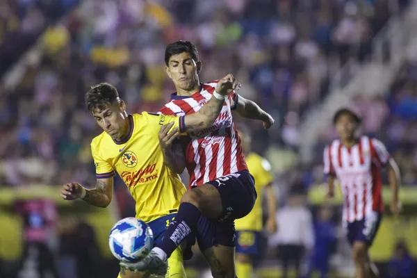 'Chicote' Calderón y Víctor Guzmán en el Clásico Nacional (Foto: Mexsport)