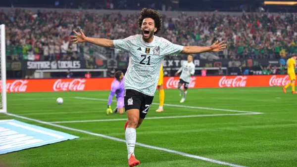 Chino Huerta con Selección Mexicana