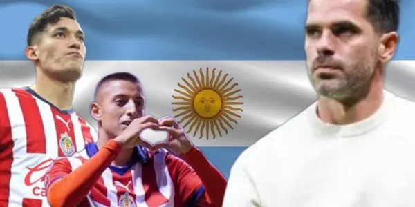 Chiquete, Alvarado, Gago y al fondo la bandera de Argentina / Foto Imago7
