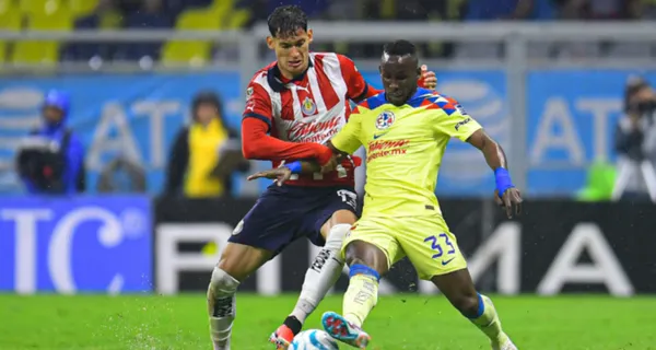 Chiquete Orozco disputa una pelota con Julián Quiñones (Fuente: Mexsports)