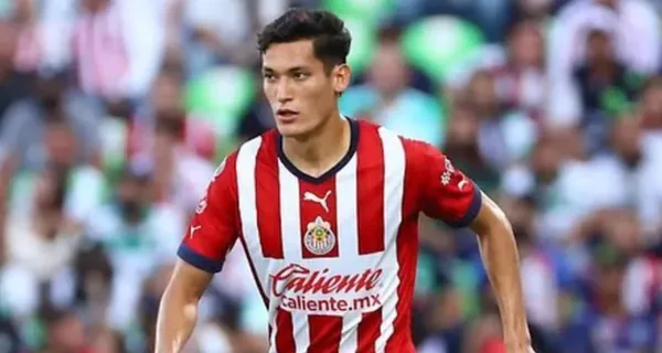Chiquete Orozco enfrenta a Santos, con la playera de Chivas (Fuente: Mexsports)