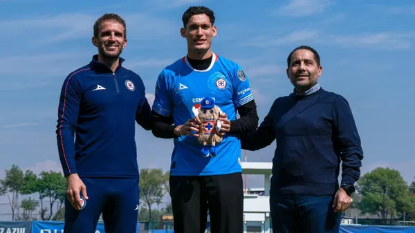 Chiquete Orozco revelo al equipo que busca superar y no es Chivas ni América | Foto: X @cruzazul