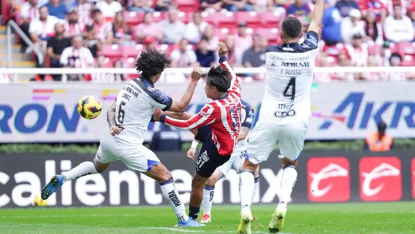 Chivas empató contra Querétaro y un futbolista demostró debe ser titular | Foto: Especial