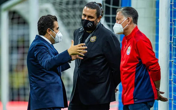 Chivas había buscado el fichaje de Julián Araujo, quien tiene la nacionalidad estadounidense, sin embargo, no lograría su fichaje.