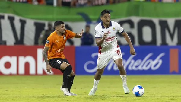 Chivas lo pierde desde el primer minuto y mira hasta cuando disparó el Rebaño a portería rival | Foto: Mexsport