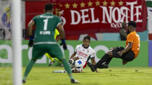 Chivas no convence y ahora un ídolo rojiblanco explota vs García Junyent | Foto: Mexsport