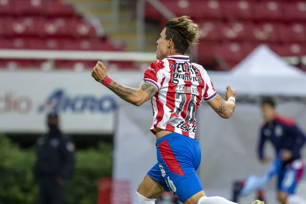 Chivas pediría al rededor de 2 millones de euros al equipo que ya busca a Cristian Calderón.