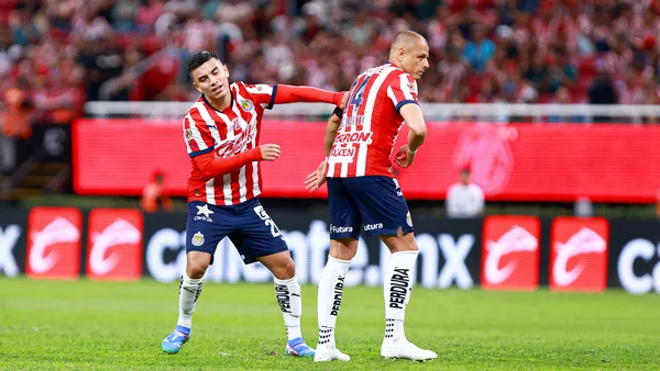 Chivas perdió ante San Luis y perderían dos jugadores clave / Foto: MexSport