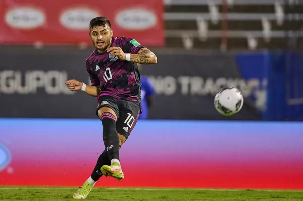 Chivas podría acceder a la presión del representante de Alexis Vega y ofrecerle un millonario salario.