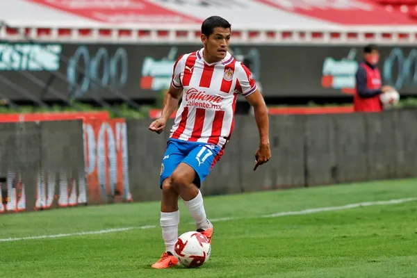 Chivas podría apostar por buscar a Alan Mozo para ocupar la lateral derecha, pero no sería el único jugador que la directiva tendría en mente.