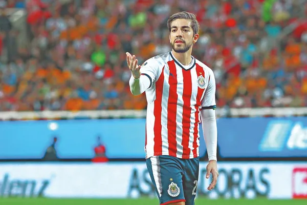 Chivas podría pagar hasta 4.5 millones de dólares por fichar a Santiago Giménez.