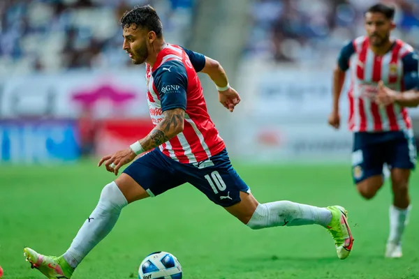 Chivas podría perder al menos 6 millones de dólares si Alexis Vega sale de Chivas como jugador libre.