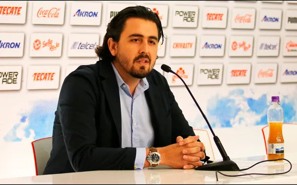 Chivas podría quedarse sin el fichaje de Julián Araujo debido a la crisis económica en Chivas.