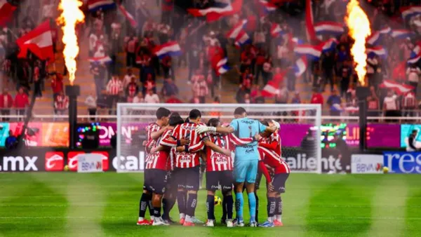 Chivas recibió una visita importante en Verde Valle | Foto: Sporting News