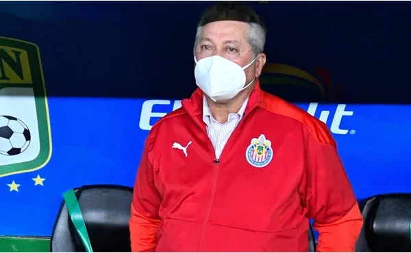 Chivas se cae a pedazos, Víctor Vucetich es el responsable. El mexicano Jesús Angulo se lo hizo saber y ahora lo quieren fuera.