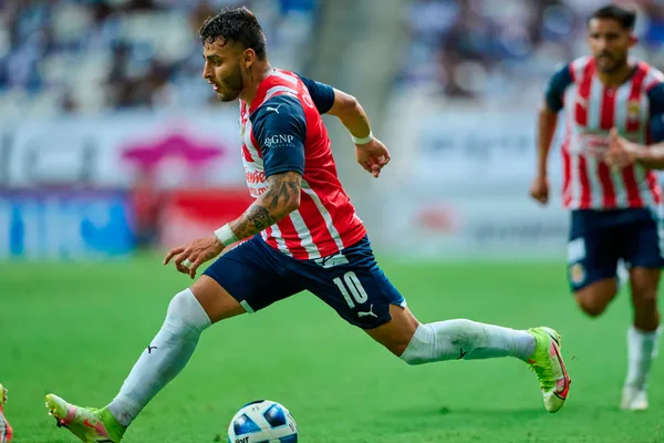 Chivas se prepara para su duelo de la fase de repechaje ante Puebla, pero Alexis Vega sería duda para el decisivo partido.